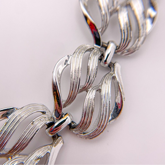 Vintage 1960’s Coro Signed Silver Tone Leaf Cutout Wide Link Bracelet - Picture 8 of 12